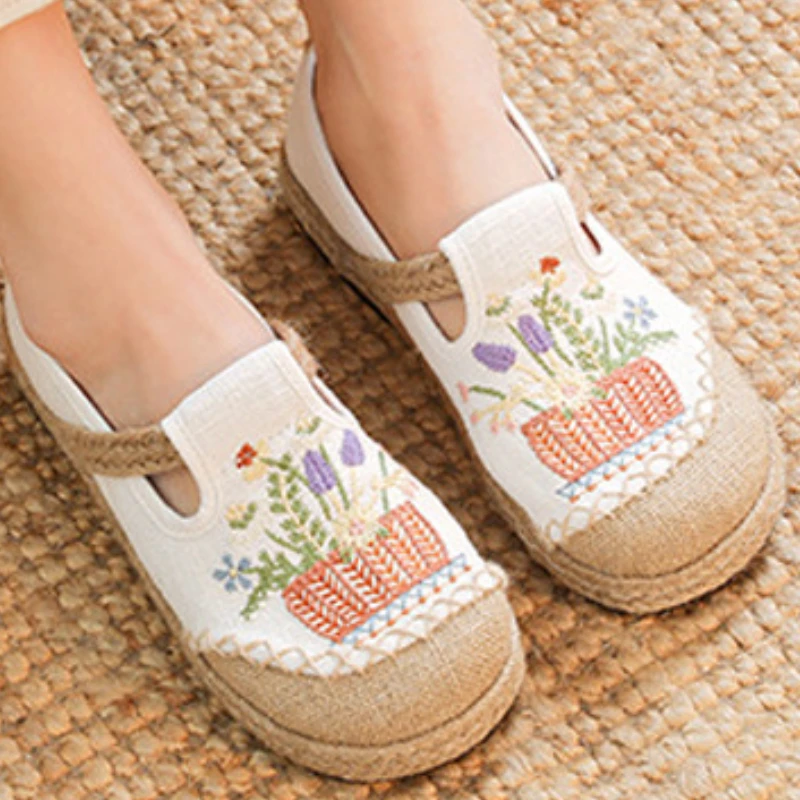 Female Embroidered Shoes Ethnic Style New Shallow Mouth Round Head Flats Floral Lightweight Non-slip Casual Slip on Loafers