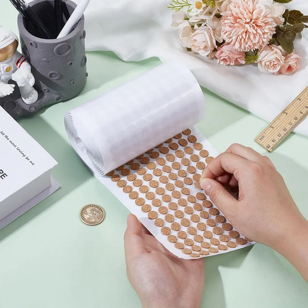 2000 個 0.39 インチ粘着コルクパッドフラットラウンドコルクドットコルクディスクコルクマットキャビネットやテーブルトップアイテム用ノンスリップ