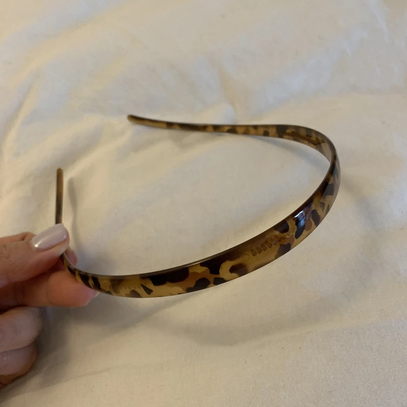 

Korean Leopard Print Headband Acrylic U-Shape Non-Slip Teeth Design Thin Band for Face Washing Skincare Makeup Daily Use