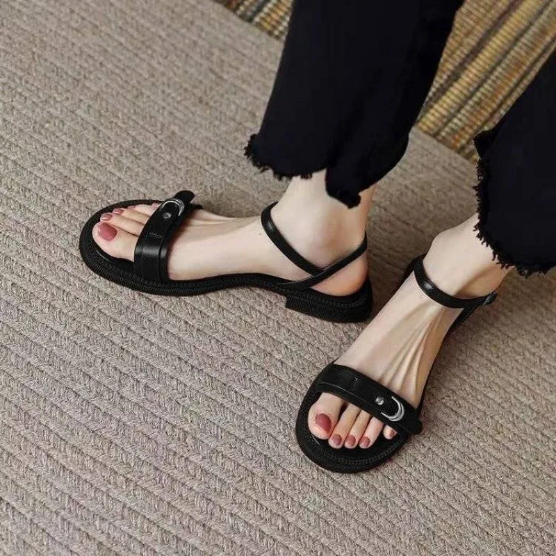 Designer New Women Sandals Luxury Narrow Leather Strap Buckle Strap Flat Sandals Wide Heel Platform Sandals Summer Casual Shoes