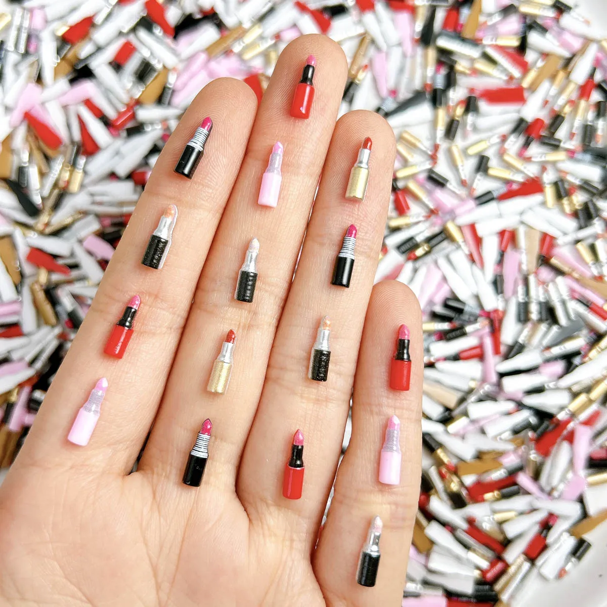 50 PZ 3D Creativo Simulato Rossetto Resina Unghie artistiche Decorazioni Minimalista Bizzarro Rossetto Colorato Pendenti E Ciondoli Per Unghie FAI DA TE Unghie Fresche