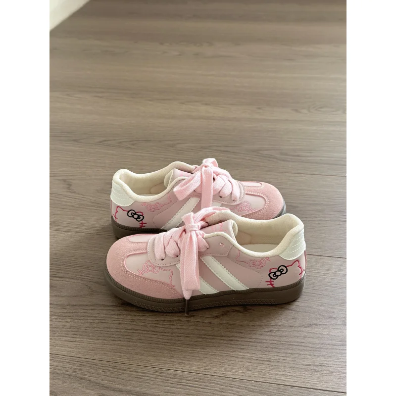 أحذية رياضية هالو كيتي أحذية رياضية لطيفة ومريحة على طراز Y2K باللون الوردي ونعل سميك ومطرزة للتدريب الألماني كاجوال بتصميم كلاسيكي للفتيات