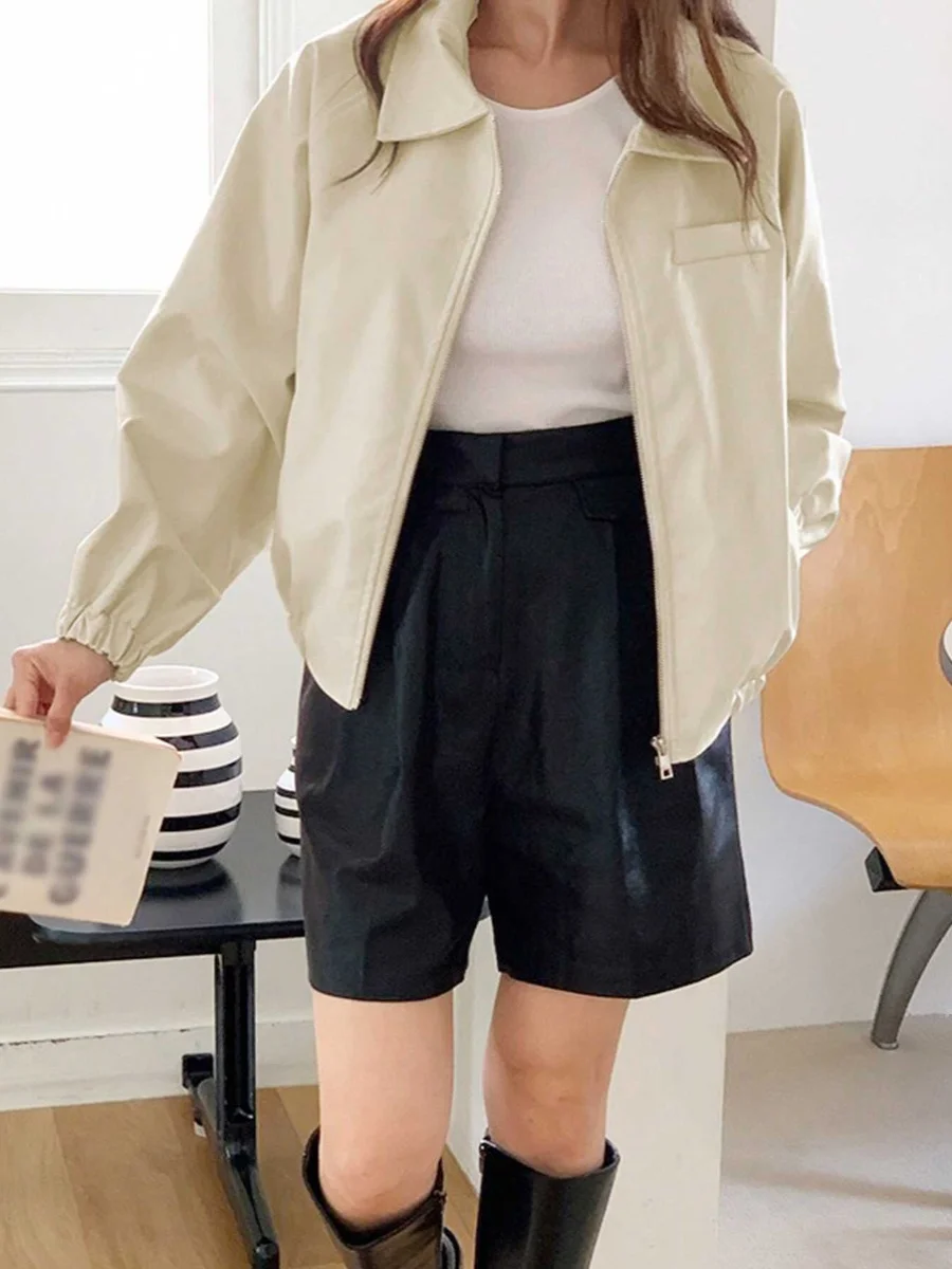 シックな春秋ベージュカラーのバイカージャケット レディースPUレザージャケット ショート丈 アメリカンスタイル バイクジャケット ジッパー開閉