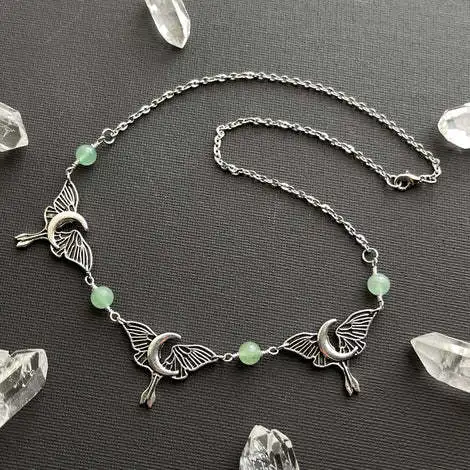 Gotische Mondmotten-Halskette Böhmischer Grüner Stein Drei-Motten-Design Retro Heidnischer Alternativer Schmuck für Frauen und Mädchen