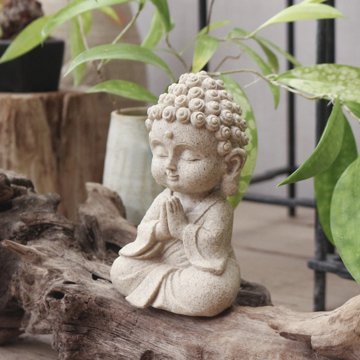 Statue de Bouddha assis souriant, décoration de salle de prière, décoration de jardin créative, décoration de salon à domicile