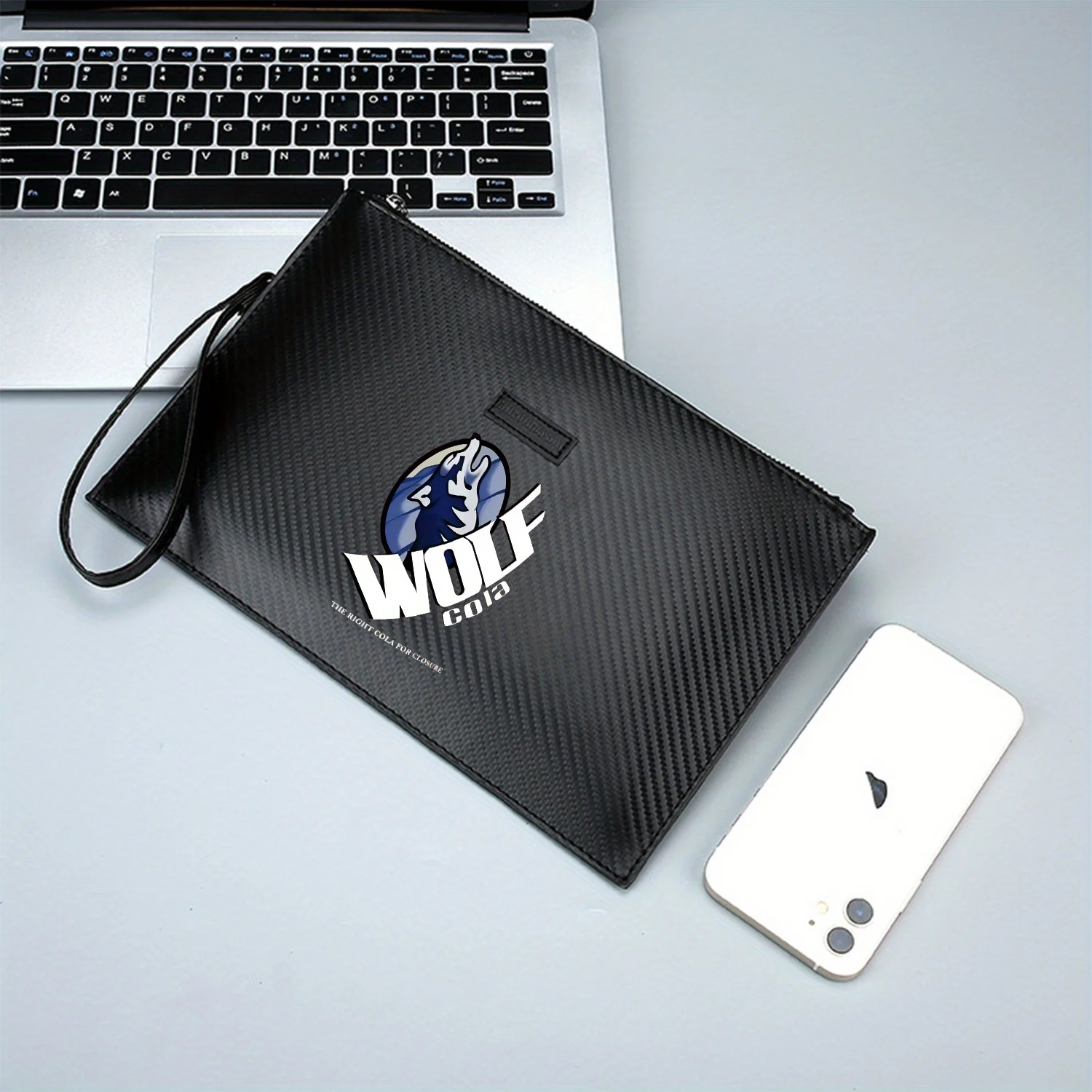 حقيبة يد رجالية من البولي يوريثان بتصميم خلفية سوداء بشعار Wolf head Cola أنيقة ومطبوعة وعملية للحمل اليومي