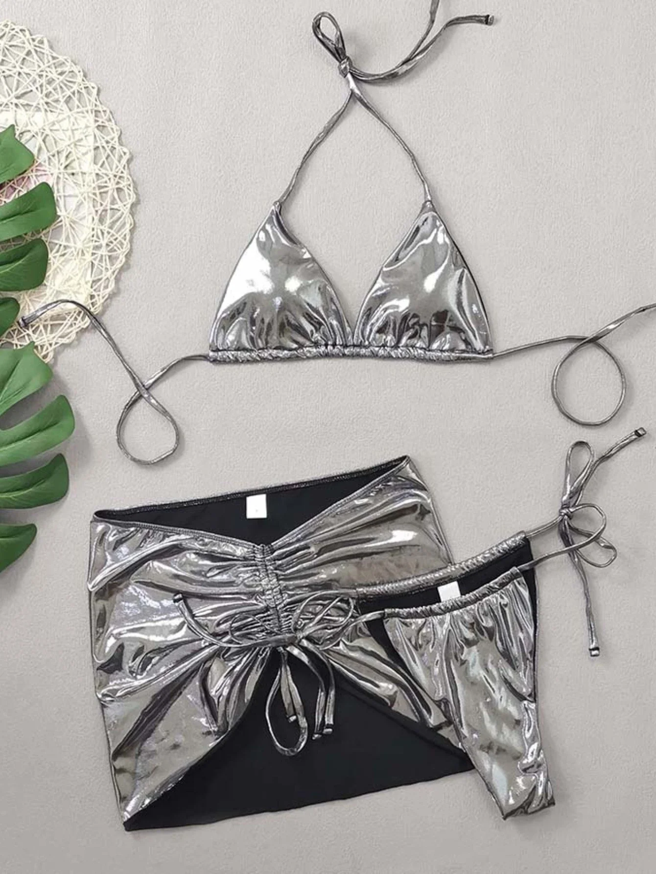 طقم بيكيني نسائي بلون سادة لامعة 3 قطعة ملابس السباحة الرباط مطوي مثلث عارية الذراعين مثير تنورة الشاطئ الصغيرة ملابس السباحة 2025