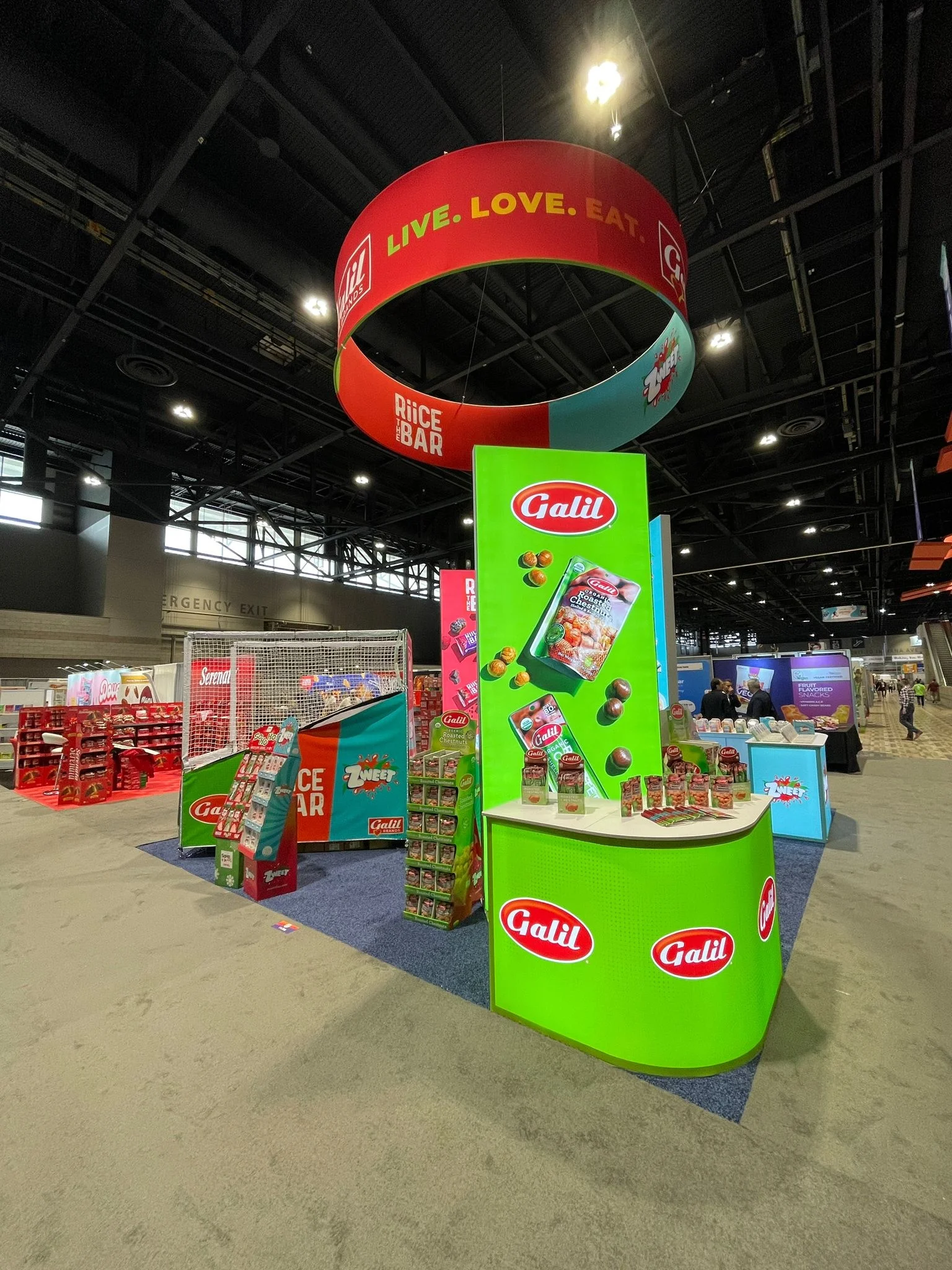 Cabine de commerce Expo West 20x20, produits naturels pour l'industrie alimentaire, avec comptoir incurvé rétroéclairé par LED et panneau suspendu