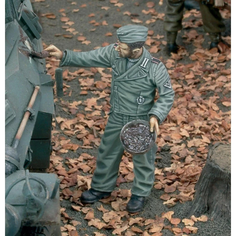 Harzfigur im Maßstab 1:35, Modellbausatz, Tanker Getting Mud-Camouflage, Mini-Hobby-Diorama-Statue, unmontiert und unbemalt, N638