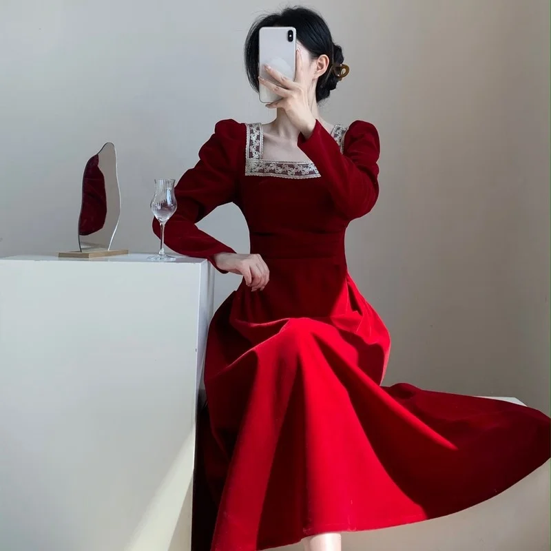 

Red velvet Hepburn toasting dress