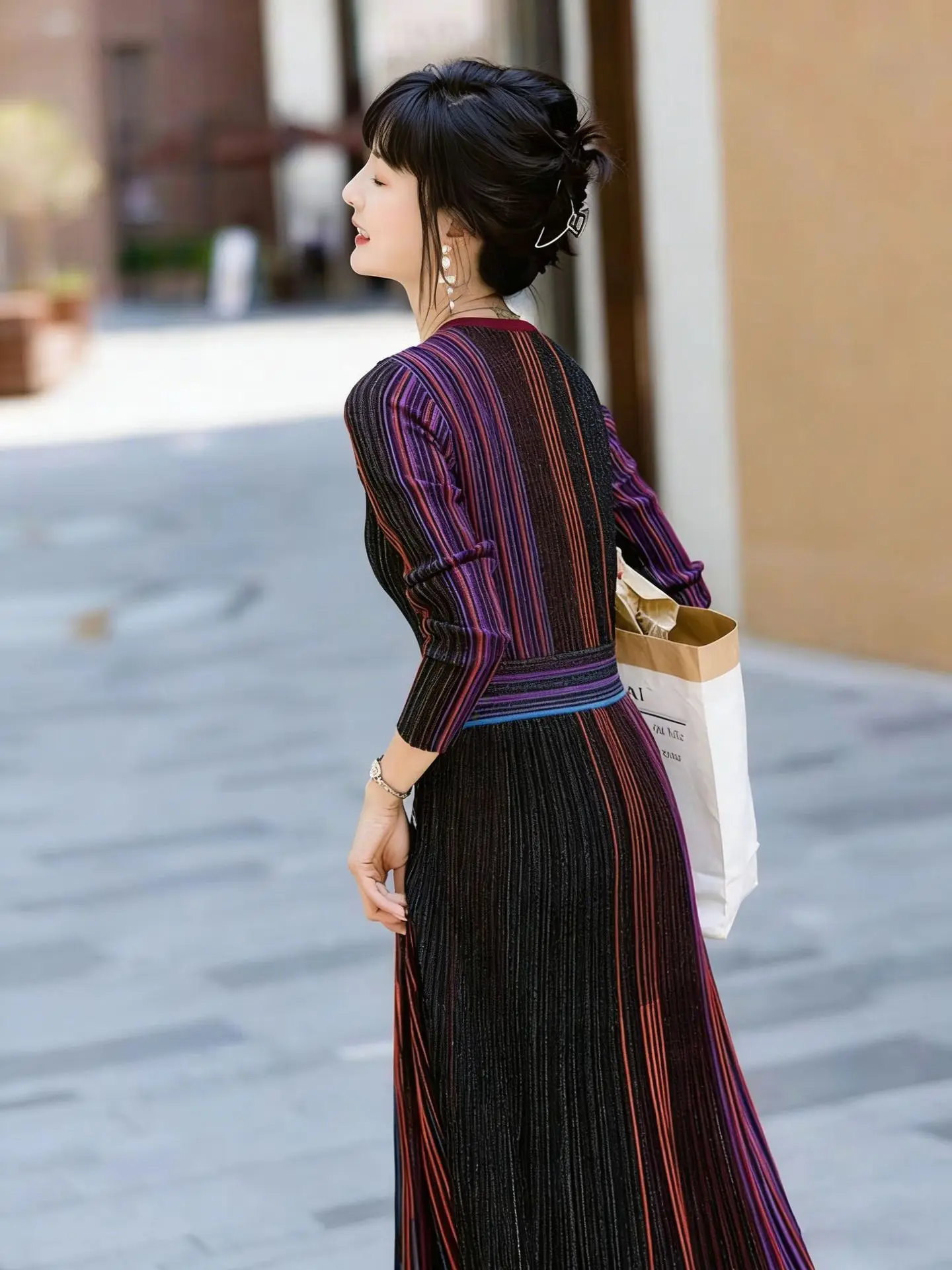 Pastellfarbenes Regenbogen-Gestreiftes Geripptes Strickkleid mit Überschnitt-V-Ausschnitt und Langen Ärmeln, Midi-Kleid, Weiches Wickelkleid, Romantisch-Chic, Trendig für Alltag und Dates 2026 – Detail 3
