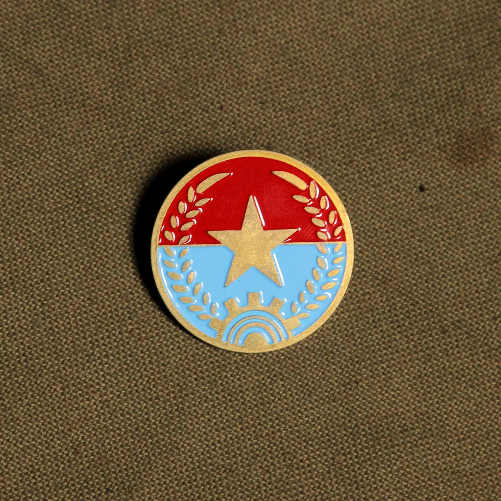 NVA VIET-CONG Star Pin/Medal VIETNAM WAR Visor Hat Helmet and Cap Brass Badges