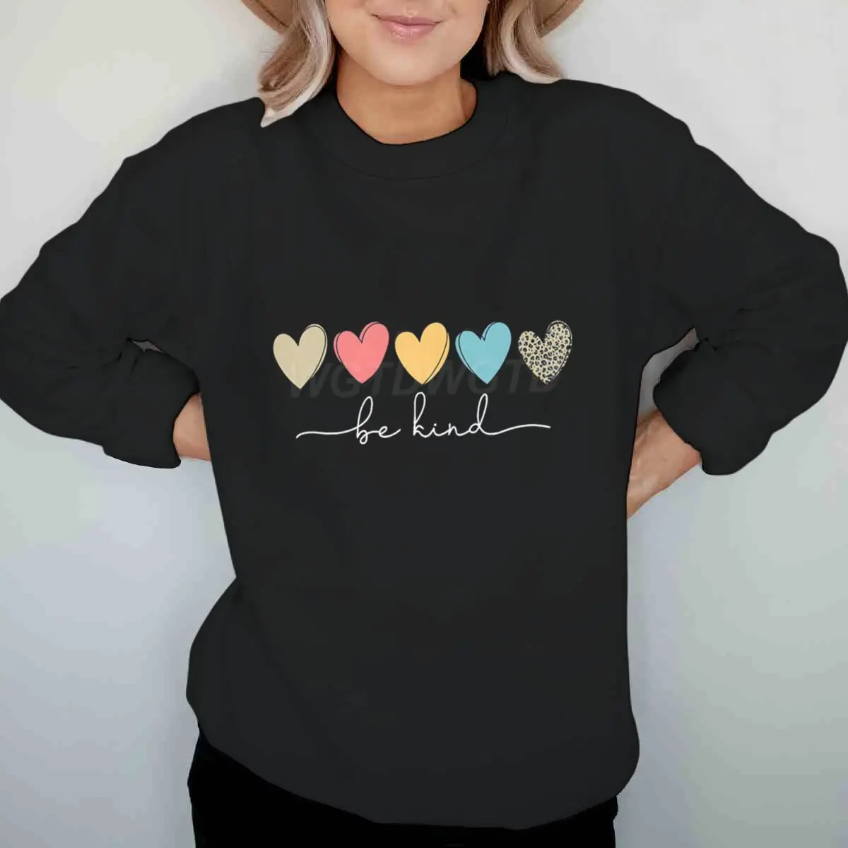 

Женский свитшот с принтом "Be Kind" и сердечками, идеальный для учителей, с длинными рукавами, круглым вырезом горловины.