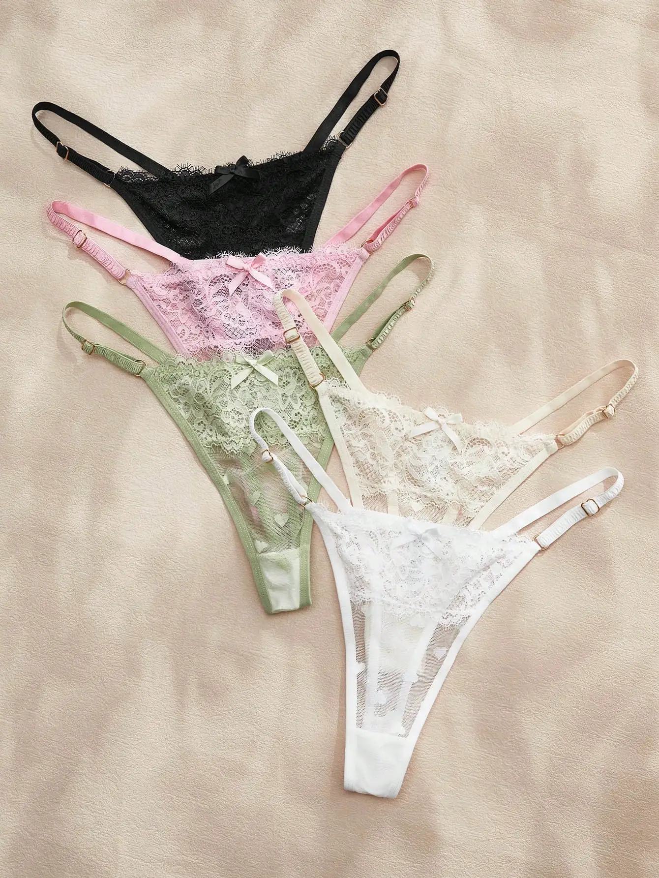 

Женские трусики-стринги с низкой талией и кружевным узором в виде сердечек