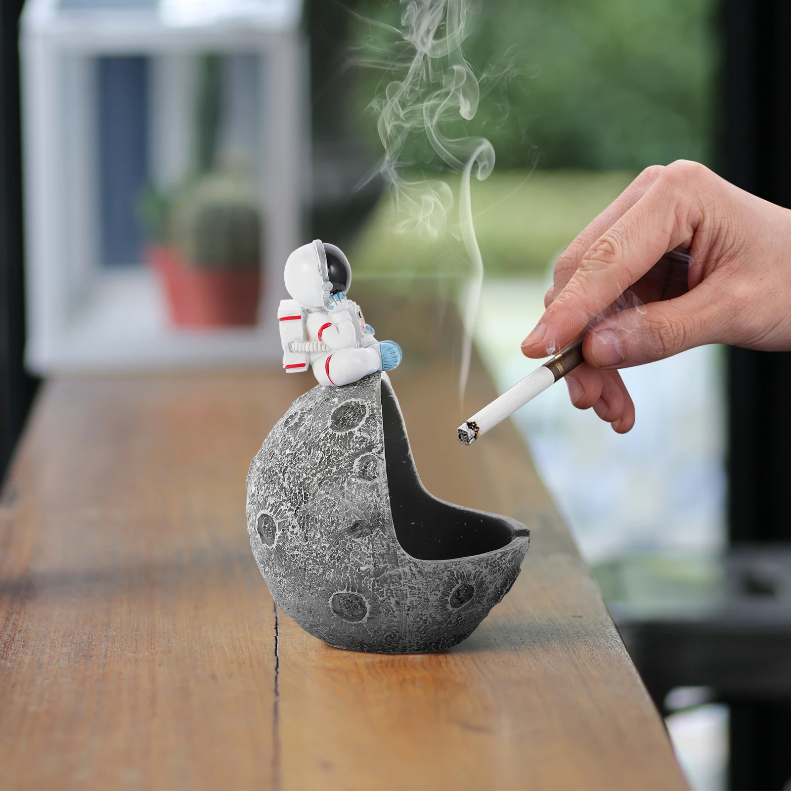 

1pc Spaceman Ashtray Resin Astronaut Cigarette Ash Holder Creative Desktop Decor Gift For Men Smoke Container Unique Cow