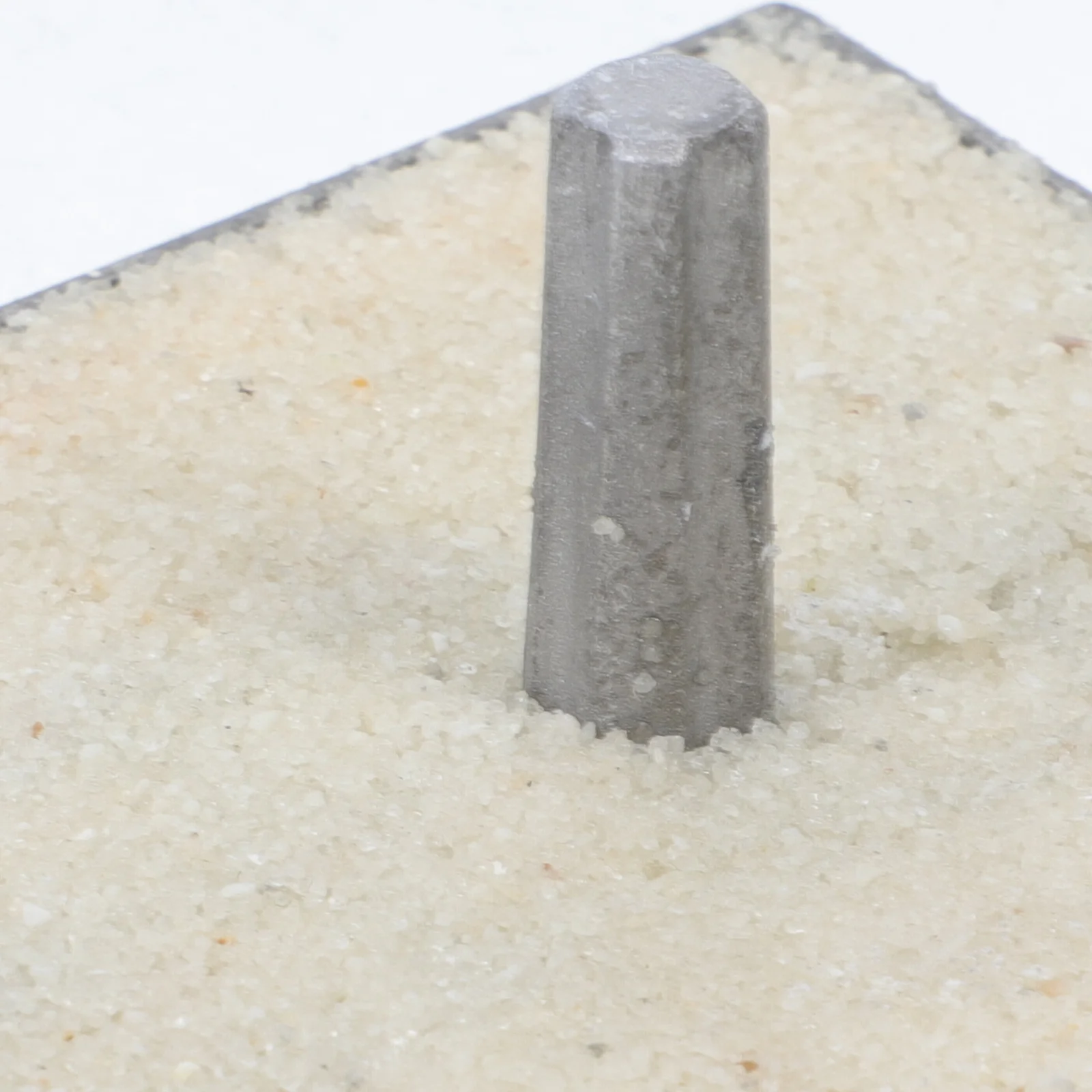 علامات الطريق العاكسة ترصيع الألومنيوم تصميم جاحظ مقاوم للطقس لرصيف الطريق السريع لتوجيه المرور