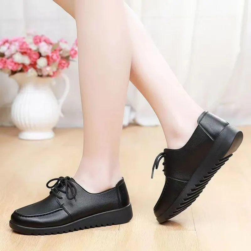 Buty damskie wiosna jesień mokasyny z miękką podeszwą czarne skórzane antypoślizgowe codzienne platformy wygodne buty robocze płaskie trampki