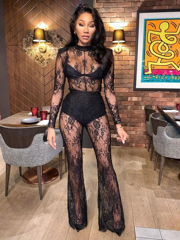 بذلة فضفاضة شفافة من الدانتيل بمقاس كبير وخصر عالٍ وساق واسعة قليلاً وتأثير شفاف