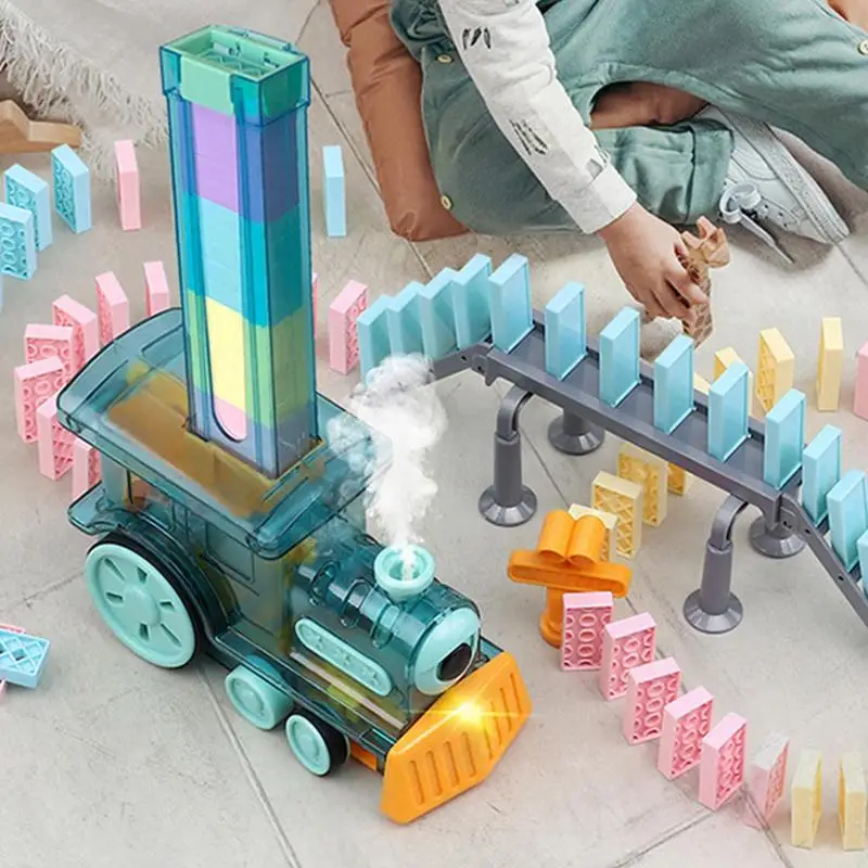 Set di domino per bambini Piccoli treni elettrici automatici Macchina per domino creativa con luci e suoni Giocattoli STEM per bambini Divertimento