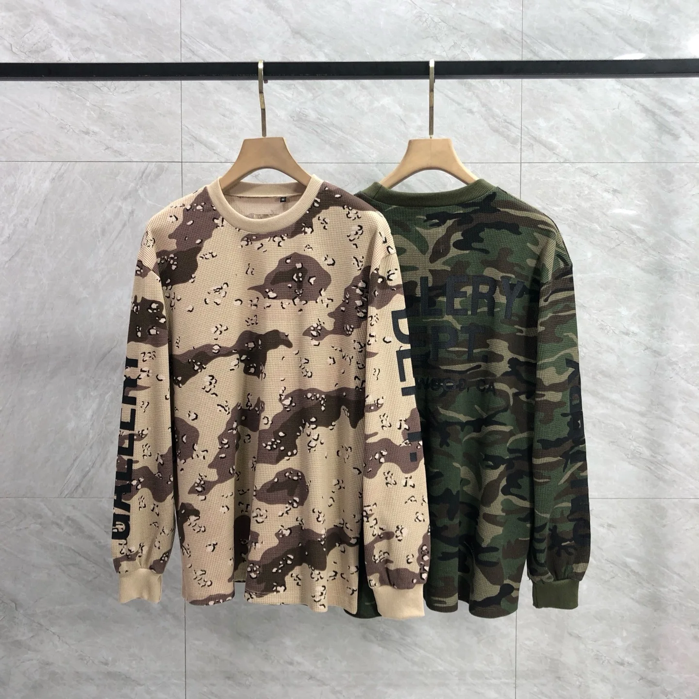 

Футболка American Sle Long Sve с буквенным принтом, камуфляжным мраморным дизайном, свободная посадка из смеси хлопка, повседневная одежда