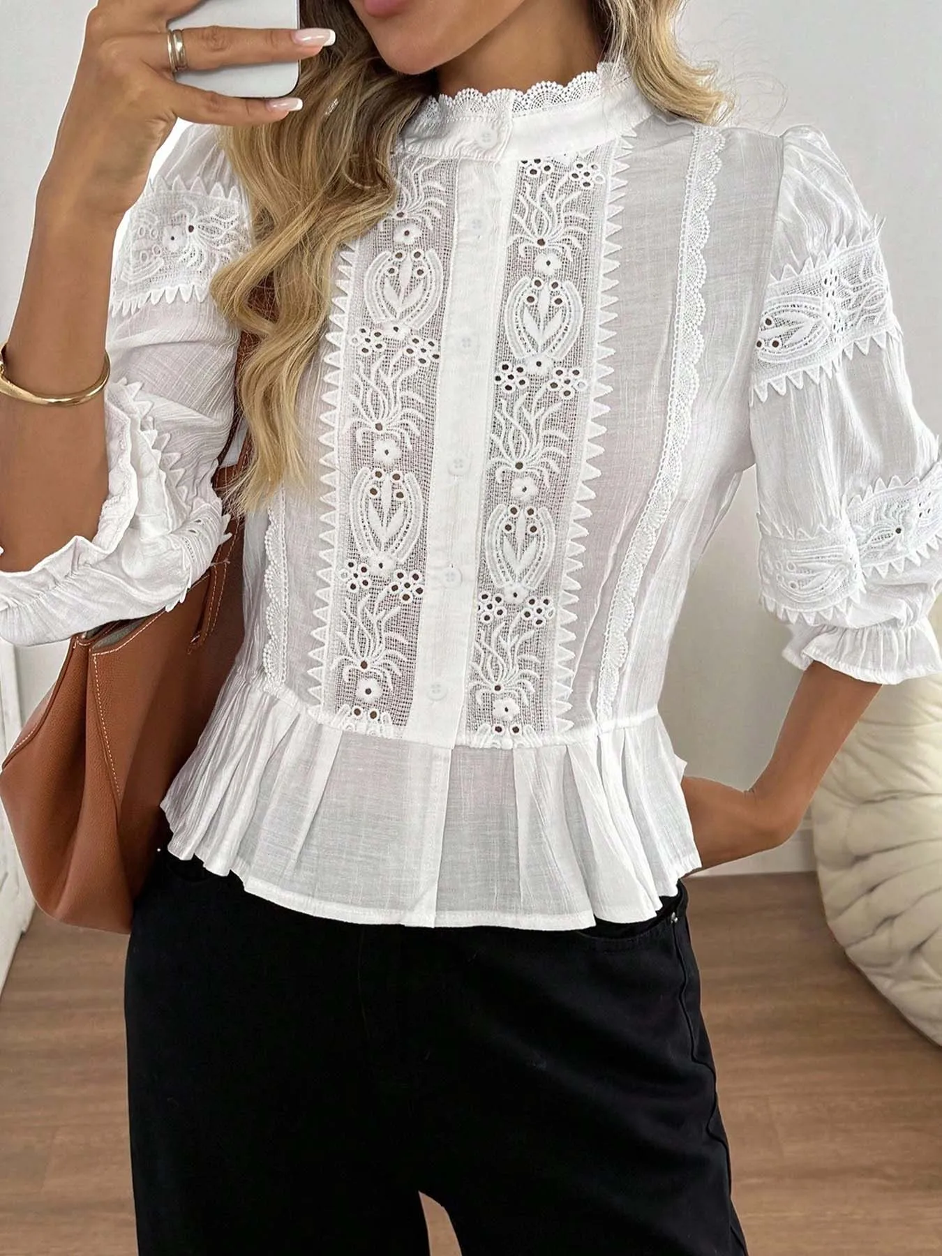 Damenhemd aus 100% Baumwolle mit Lochstickerei, Rundhalsausschnitt und Knopfleiste – ein elegantes, vielseitiges und tailliertes Kleidungsstück. – Detail 4
