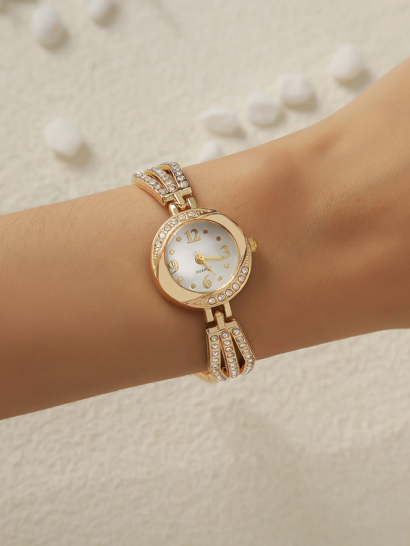 A Women\'s Fashion Classic Watch With Diamond British Bracelet. Can Be used In Daily Life