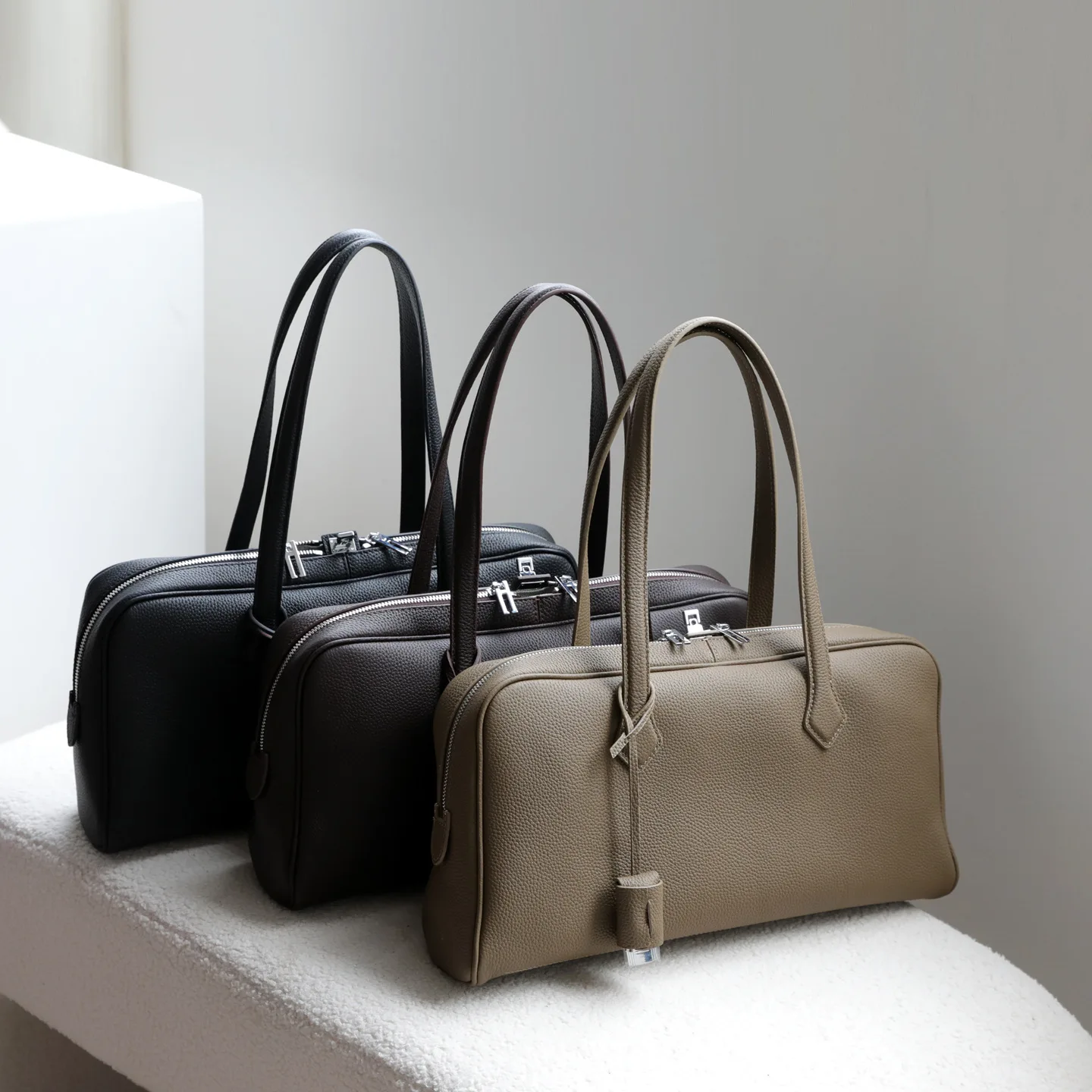 

Top Layer Cowhide Leather Boston Bowling Bag Large Capacity Women's Tote Genuine Leather Underarm Bag Urban Minimalist Style