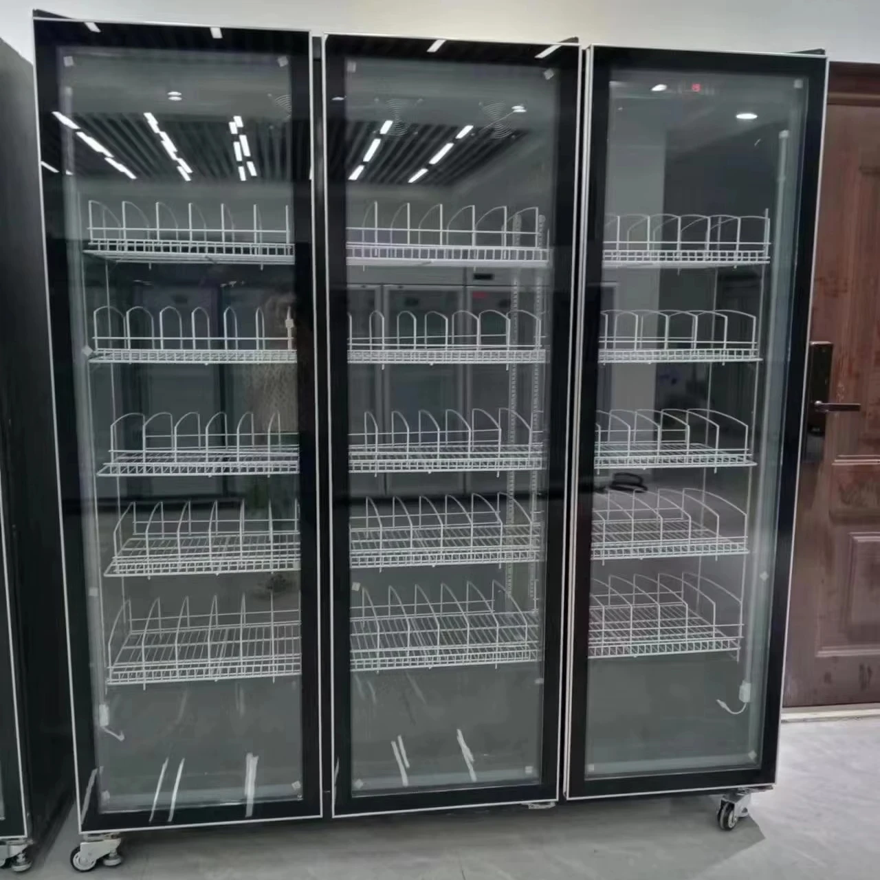 ثلاجة عرض النبيذ التجاري، فريزر المشروبات المستقيمة، باب زجاجي، مبرد عمودي