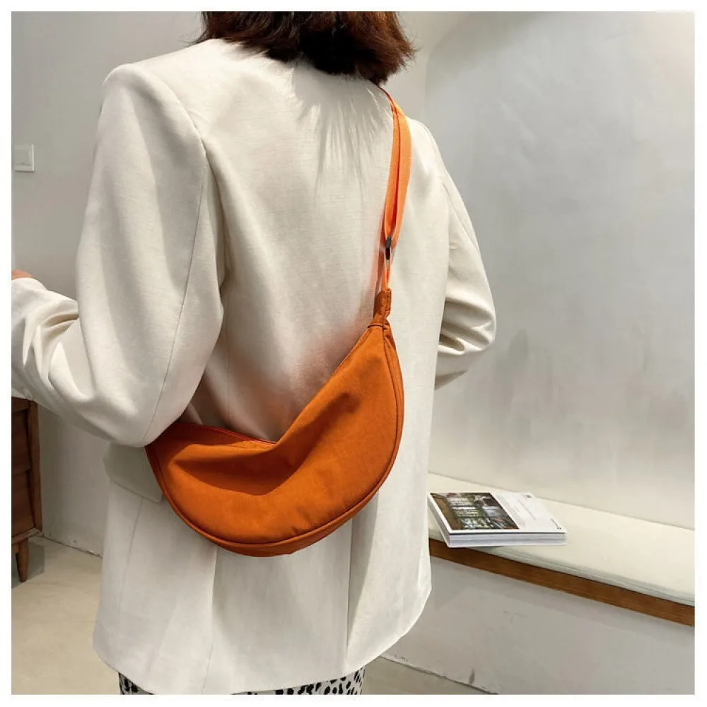 Soft and curved dumpling-shaped bag, simple solid color wide shoulder strap, casual travel large-capacity commuter shoulder bag,