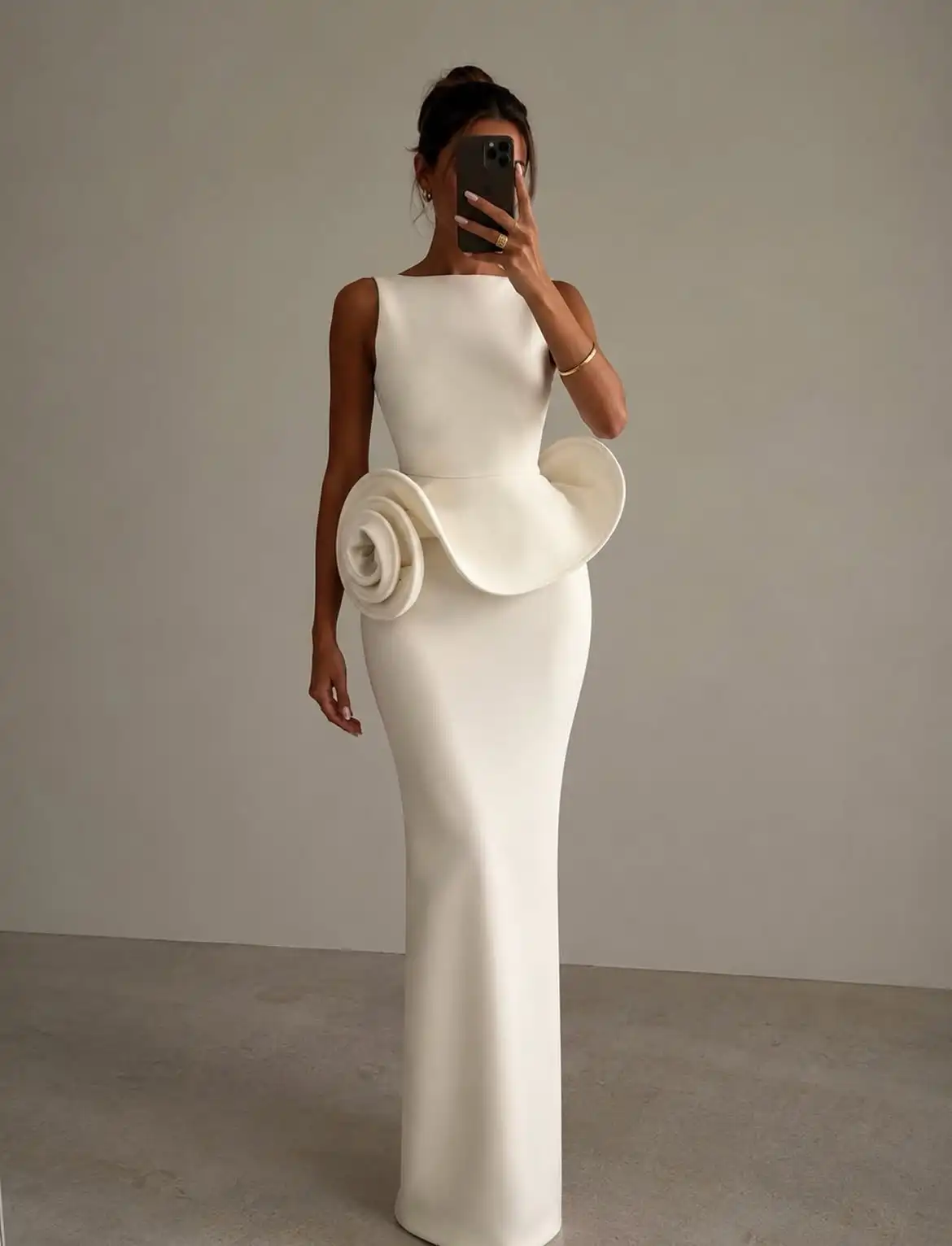 Vestido Maxi de Noche Estructurado de Crepé Color Blanco Hueso con Cuello Bateau sin Mangas, Peplum Floral 3D con Rosas Grandes Esculpidas y Cintura Ajustada