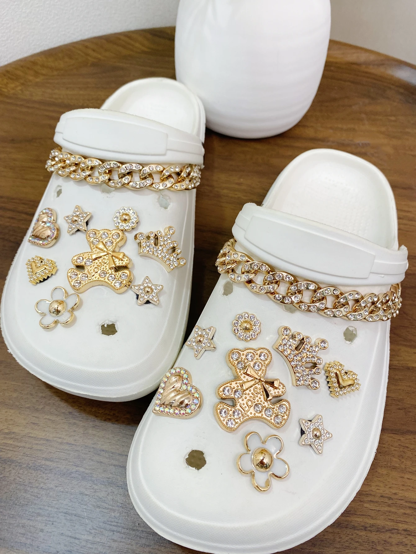 18 pieces of fashionable golden bow bear, crown, five-petal flower, diamond-dotted heart, five-pointed star crocs with detachabl