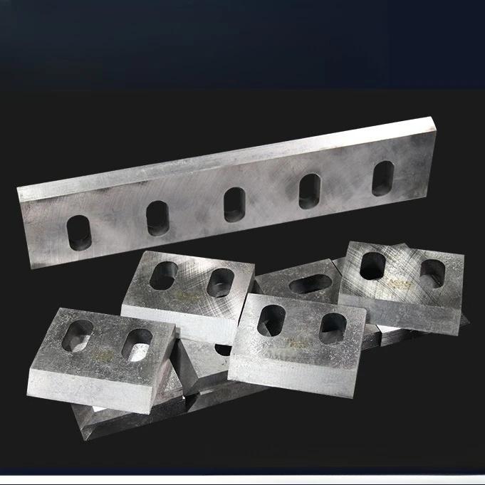 Lame spéciale pour lame de commande numérique de broyeur