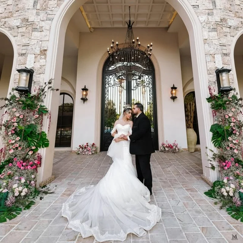 Abiti da sposa reali personalizzati con abito da ballo bianco brillante. Applicazione a strati di pizzo. Coda lunga realizzata Robe De