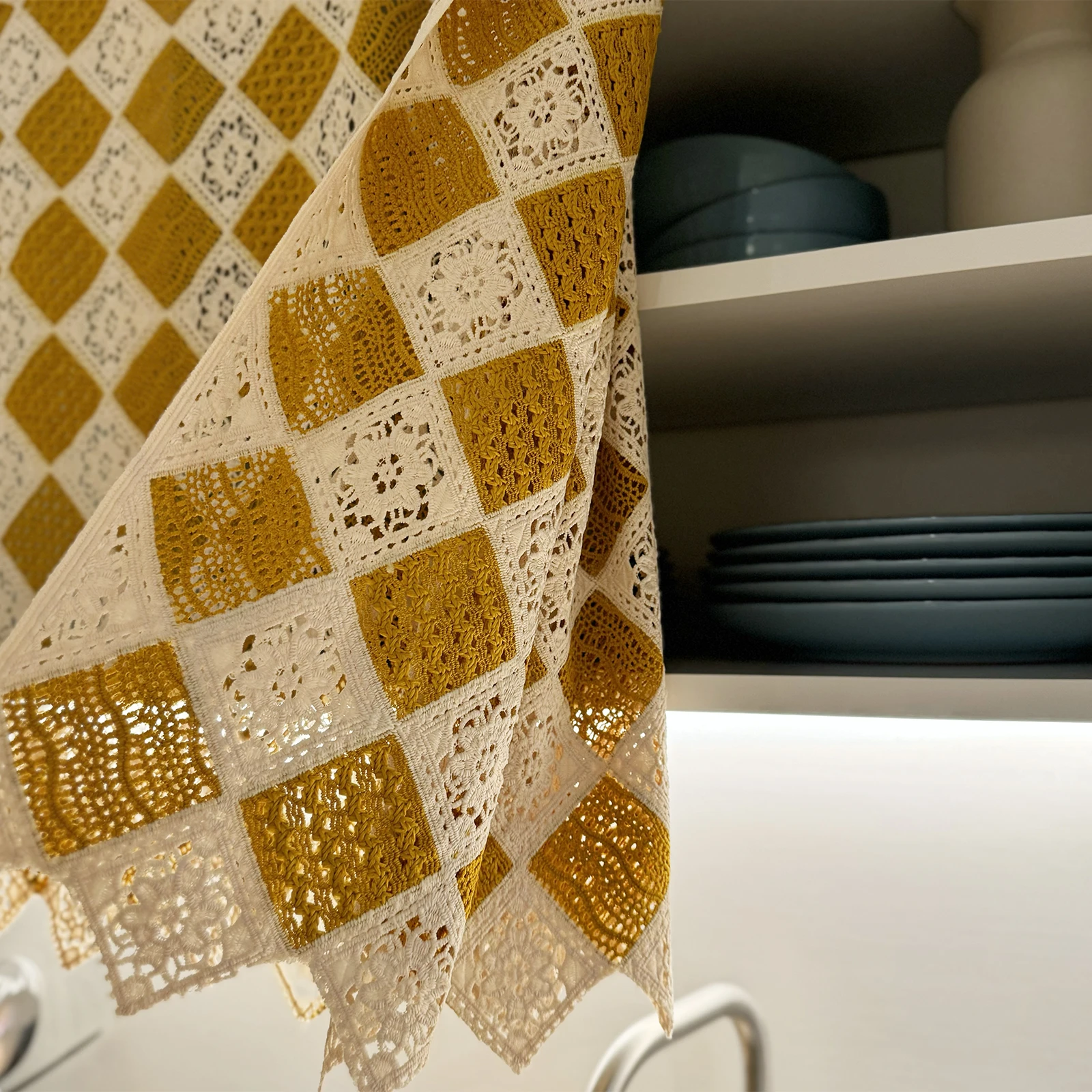 ستارة نصف باب مطرزة يدويًا باللون الأصفر الخردلي مع ربط خلفي لتغطية الخزانة