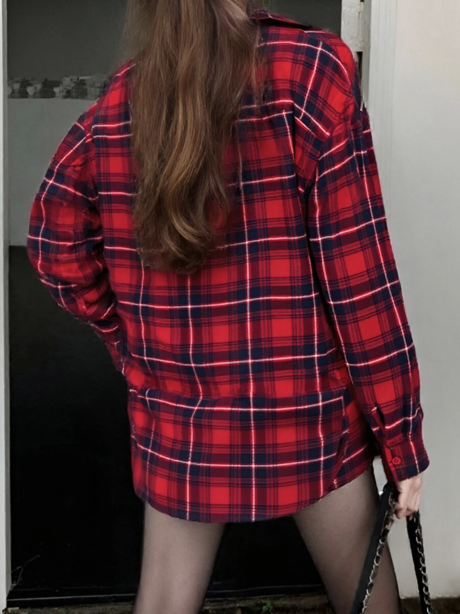 女性の格子縞の長袖ボタンダウンシャツと伸縮性ウエストショーツセットでスタイリッシュな秋の服装を演出します。