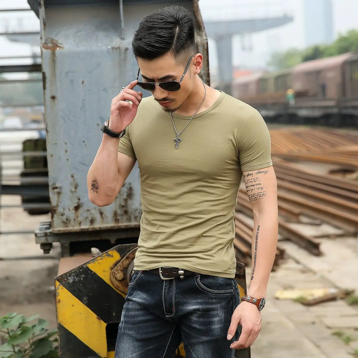 Original  Comfortable Fit Army Green High stretch Smooth Fitness Sports Tee Men\'s T-Shirt with Short Sleeves Slim-Fit Base Shirt