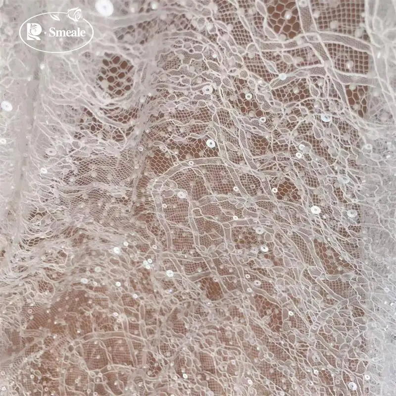 3 Yards. Weiße Perlen, Glitzernde Pailletten, Spitzenstoff. Luxuriöses Abendkleid aus französischer Spitze. Hochwertige Maßanfertigung für Braut- und Hochzeitskleider. – Detail 4