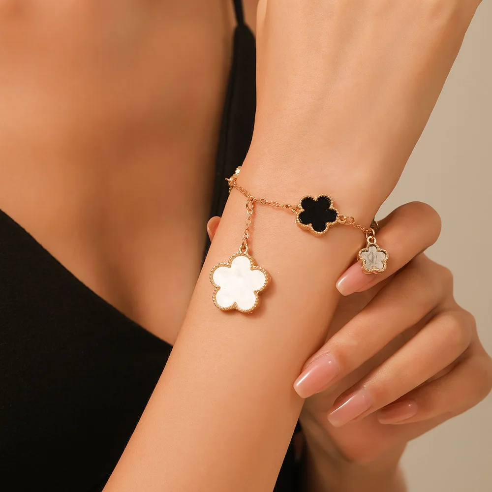 Lucky Black White Dripping Oil Five-Leaved Size Flower Clover Metal Bracelets for Women Fashion Light Luxury Paty Jewelry Gifts