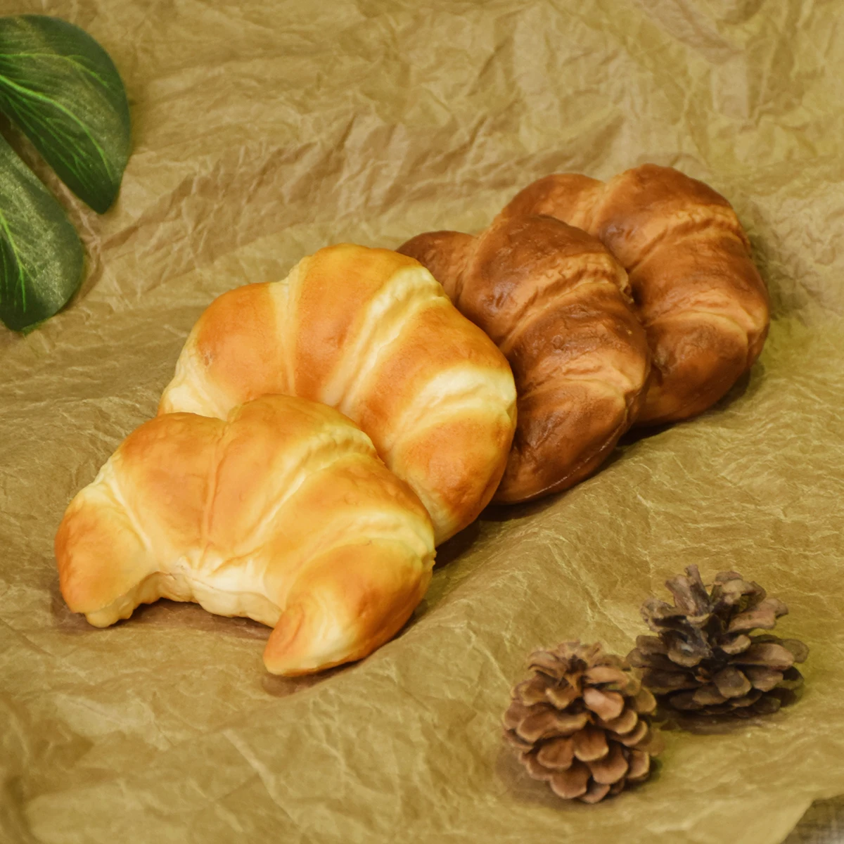 Realistischer gefälschter PU-Croissant – Originale und Streiche mit Schokoladengeschmack, Brot, lustige Essens-Requisiten für Witze, Präsentation und TikTok-Videos – Detail 7