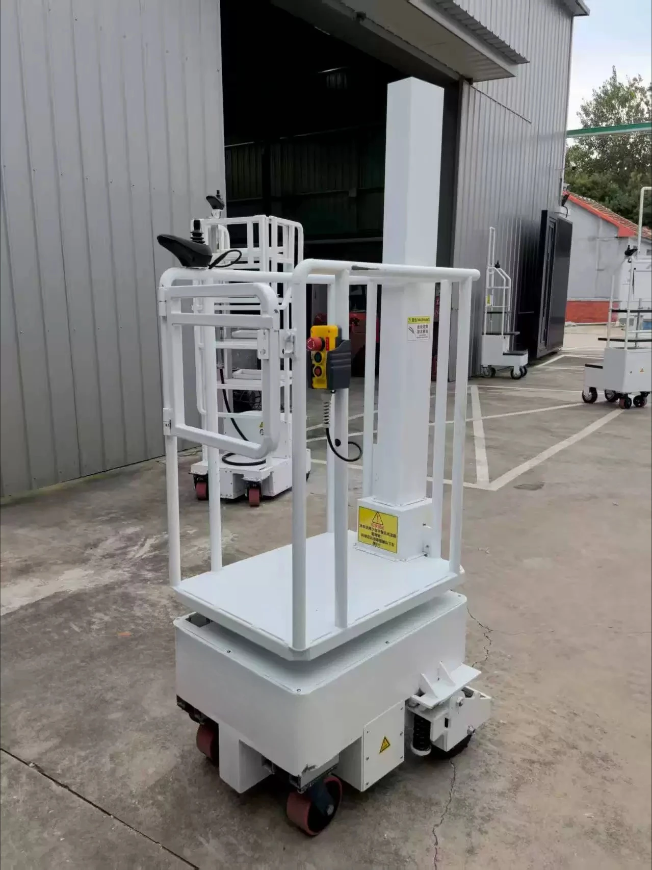 Lifting electric observation vehicle, operation vehicle, narrow aisle, flexible and stable, rotatable lifting chicken coop