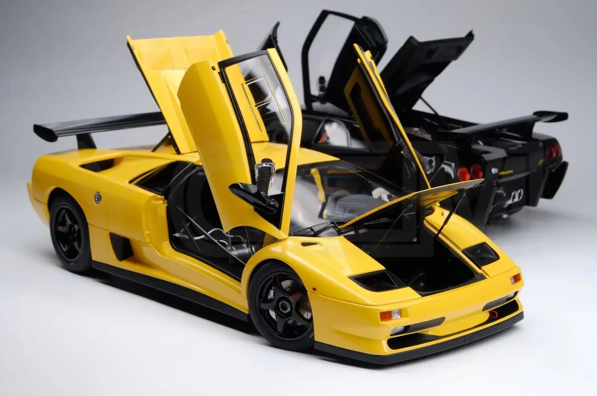 

Модель автомобиля Autoart 1:18 DIABLO SV-R, лимитированная серия, полностью открывающаяся, из металлического сплава, статическая, подарок