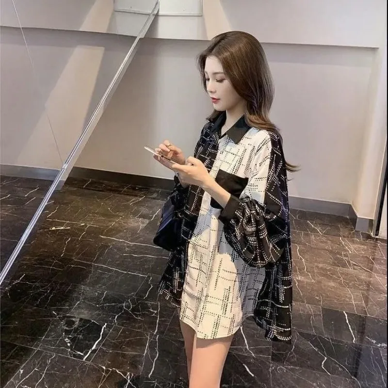 2025 Camisa de outono média a longa solta e versátil, confortável e bem projetada, requintada com emenda de bloqueio de cores