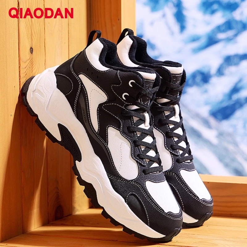 

Мужская треккинговая обувь QIAODAN, зимняя мода 2025, черно-белая хлопковая обувь, повседневные уличные кроссовки с высоким берцем QXL043244332B