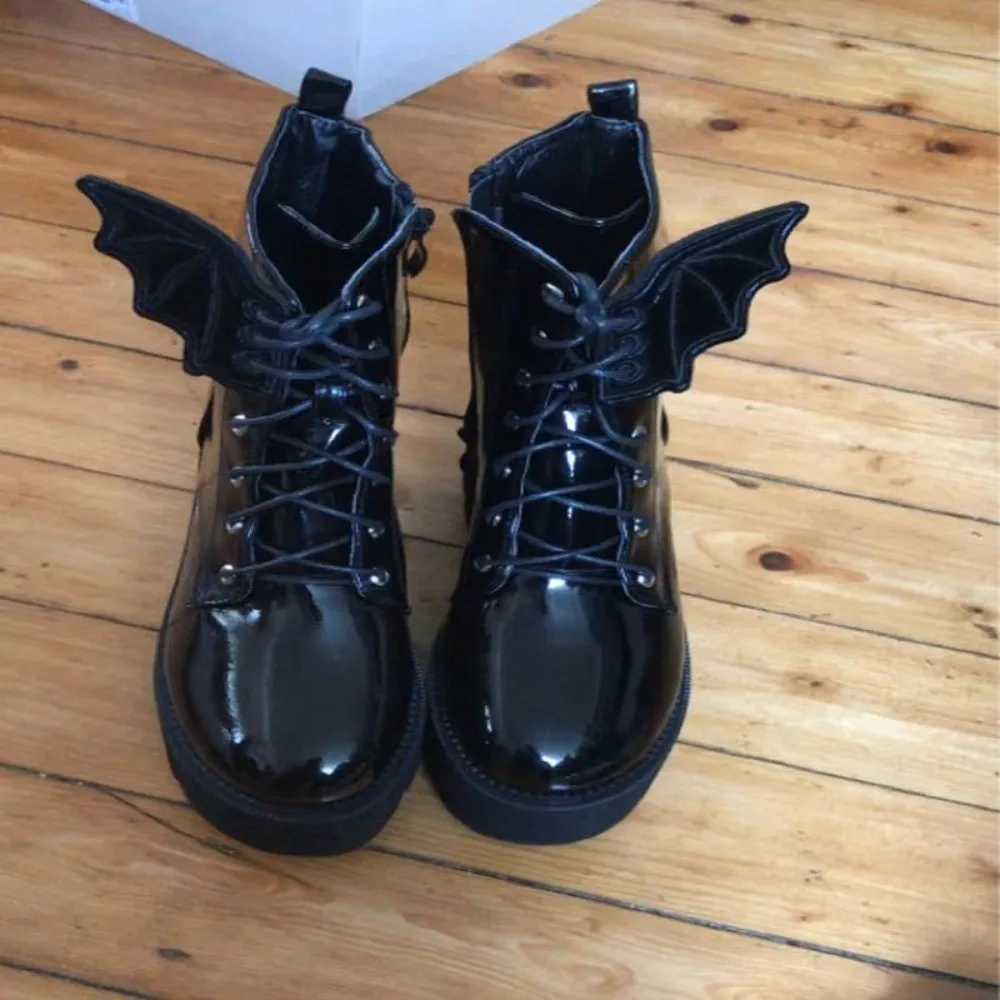 PU Leather Bat Shoe Wings Bat Wings Shape Lace-Up Design Punk Shoe Accessory Wear-Resistant Lightweight Halloween Shoe Ornament