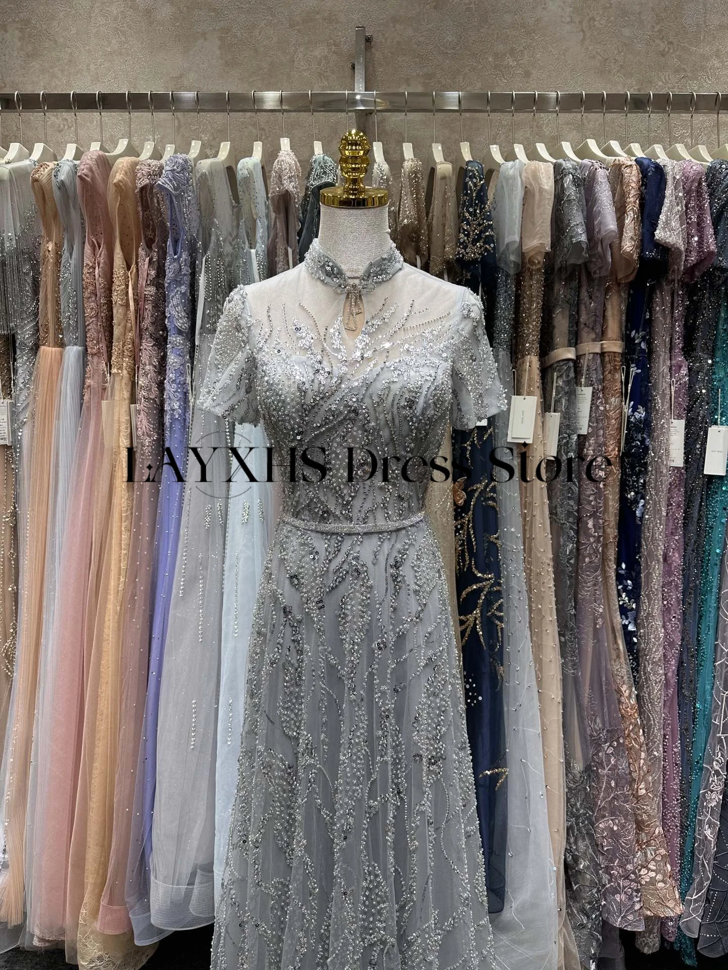 Elegant Silver Sequin ชุดเจ้าสาว 2025 ลูกปัดแขนสั้นคอสูงชุดแต่งงานที่กําหนดเองชุดราตรี