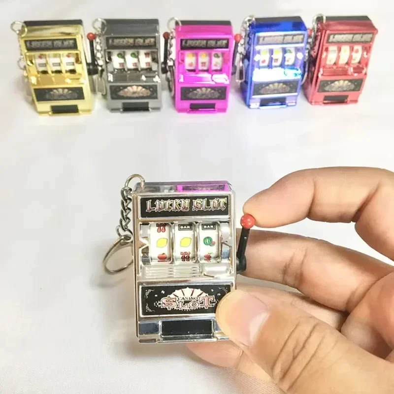 Mini Slot Machine Keychain Metal Novelty Working Fidget Toy Casino Party Gift For Adults Vegas Theme Fun Desk Decoration