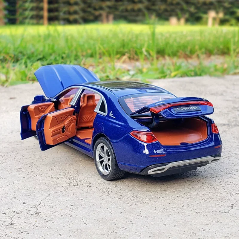 1:32 Alloy E-Class E300 L Car Model Diecast Metal Vehicles Car Model Simulation Sound and Light Collection Kids Gifts Toy