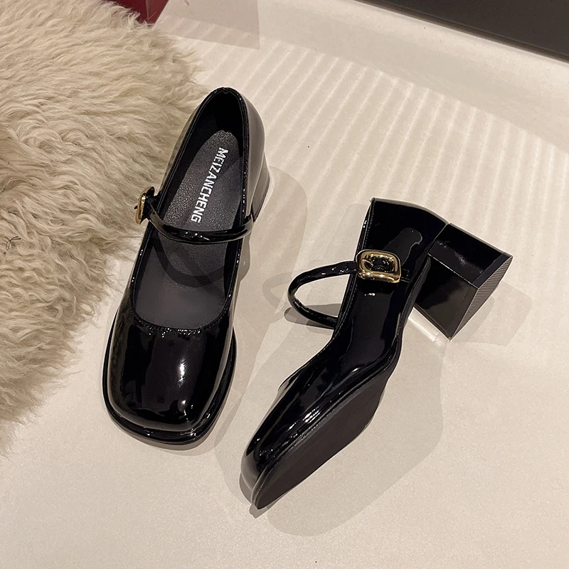 أحذية نسائية أنيقة وعالية الجودة بكعب عالي 2025 للربيع والخريف نمط جديد بمقدمة مربعة وكعب سميك للنساء