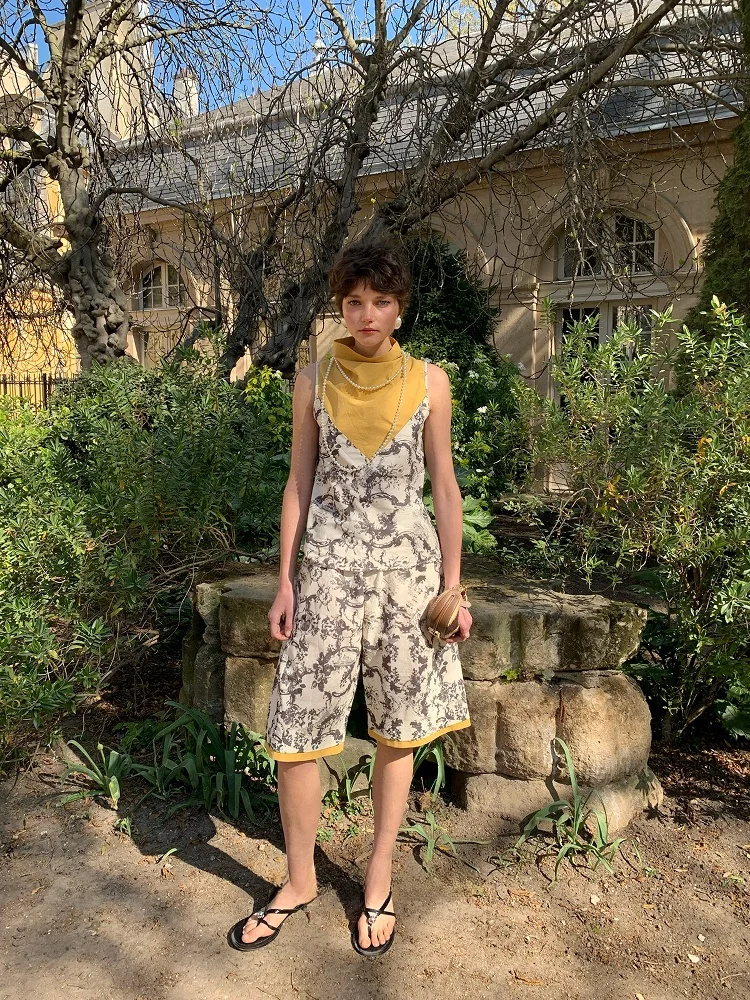 

Spoii Retro European Black White Print Splicing Turmeric Half High Collar Sleeveless Shape Fashionable Five Pants Women's Set