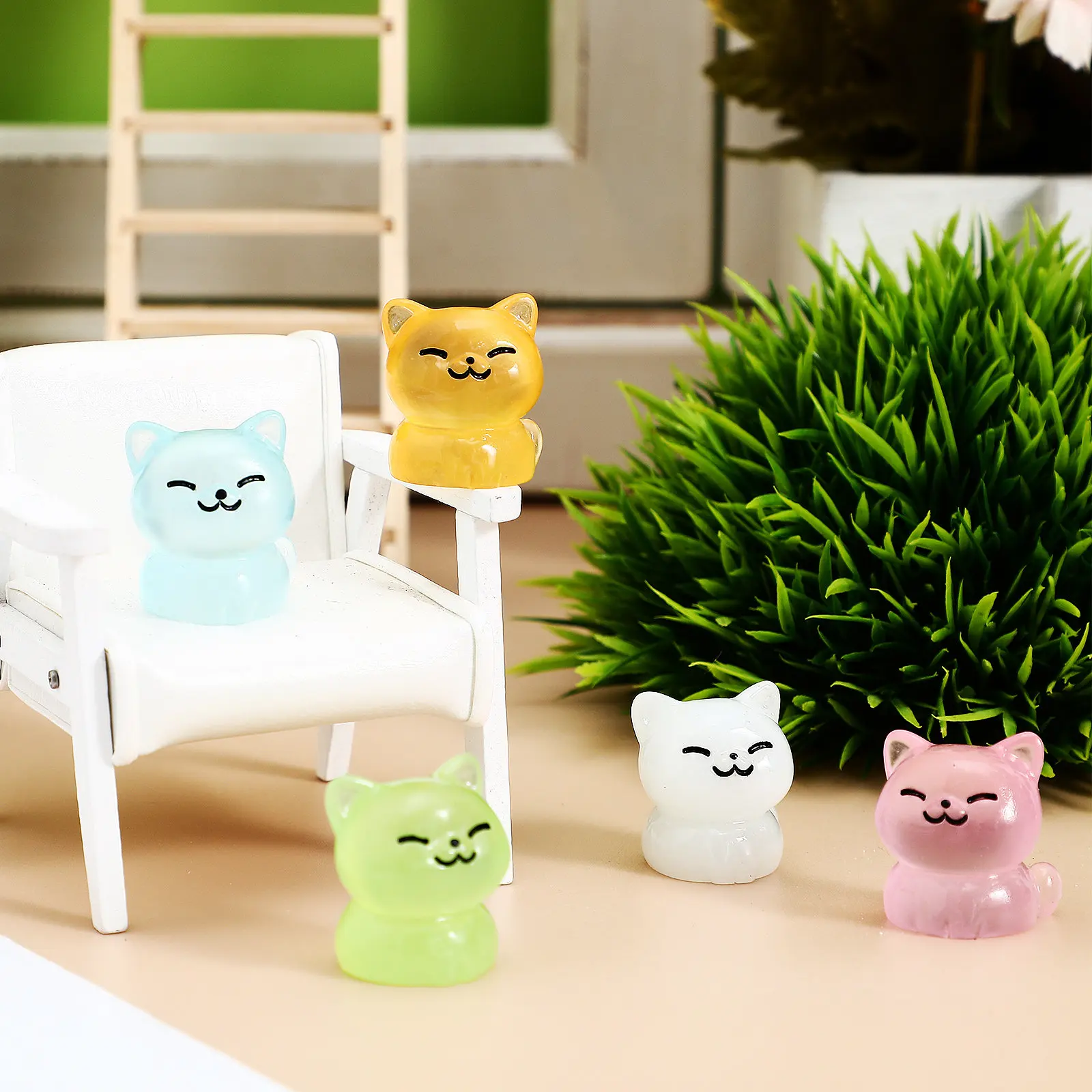40Pcs Glow in The Dark Mini Resin Cats Tiny Adorable Feline Decorations for Dollhouses Terrariums Micro Landscapes Bonsai Garden